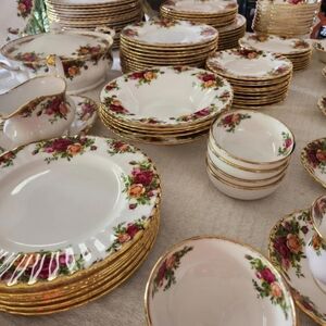 Beautiful  Royal Albert Old Country Roses 8 Setting Dinnerware. Made in ENGLAND!